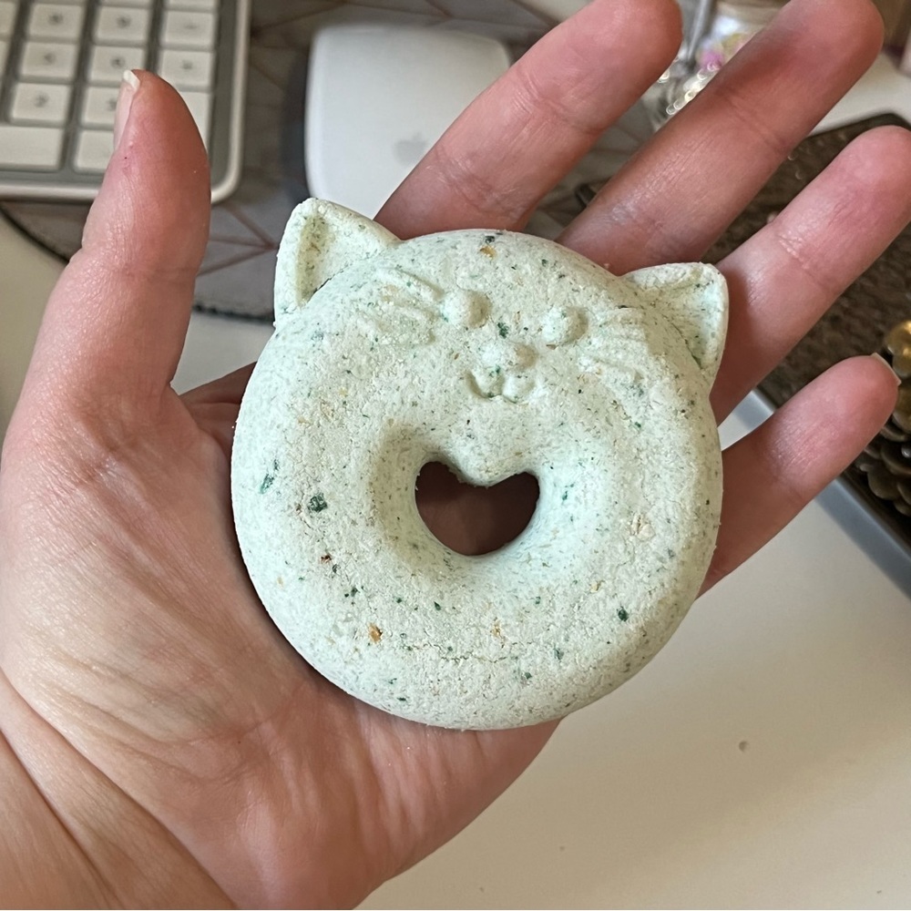 Handcrafted plumeria frankincense white blossom spring fizzy bath bombs cat - Picture 5 of 9